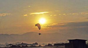 清迈山系新玩法 飞天动力滑翔伞 透明观星豪华营