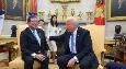 当“多啦A梦首相”遇上“聚宝盆总统”