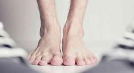 九成成人或有长短脚，可能引发脊椎侧弯、腰痛与关节炎