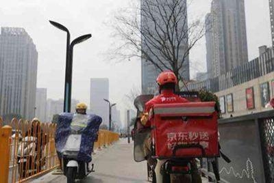杀入外卖累京东“新业务”，实时零售爆“三国杀”